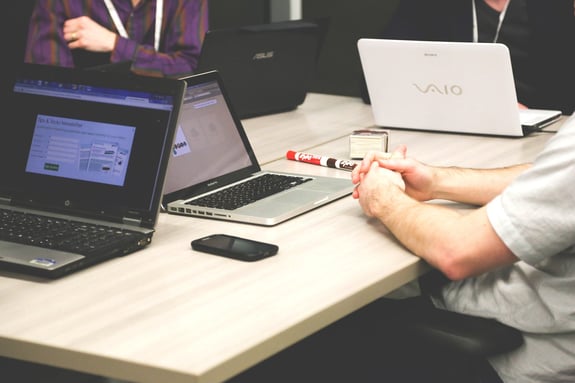 Aufgeklappte Laptops auf dem Tisch