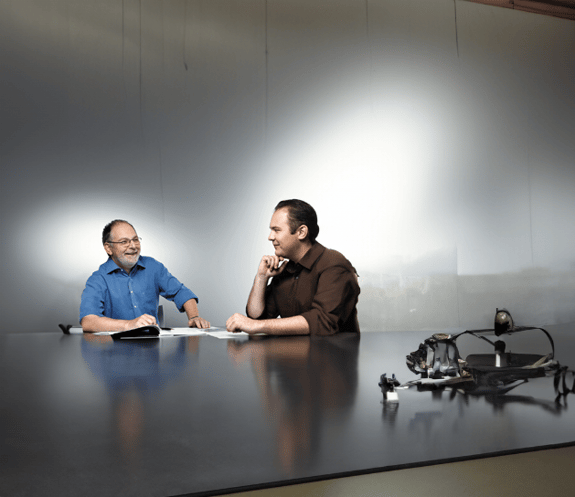 Oliver Weißkirchen am Tisch mit Herbert Weißkirchen