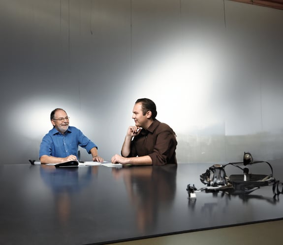 Oliver Weißkirchen am Tisch mit Herbert Weißkirchen